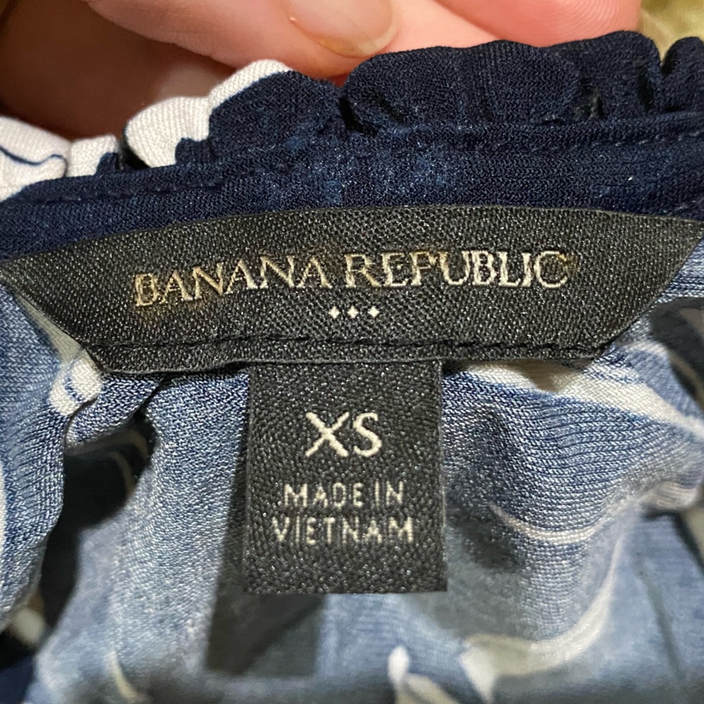 Banana Republic navy floral shirt-sleeve top - XS - Picture 2 of 2